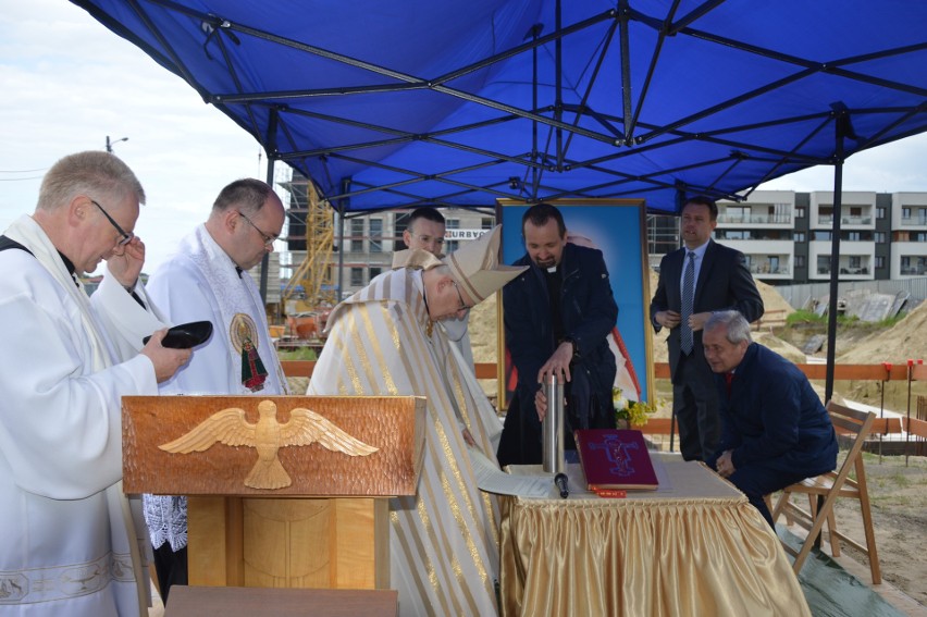 Poświęcenie kamienia węgielnego w parafii św. Jana Pawła II...