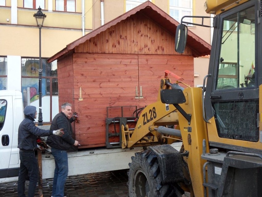 We wtorek na Rynku ustawiono drewniane domki, z których będą...