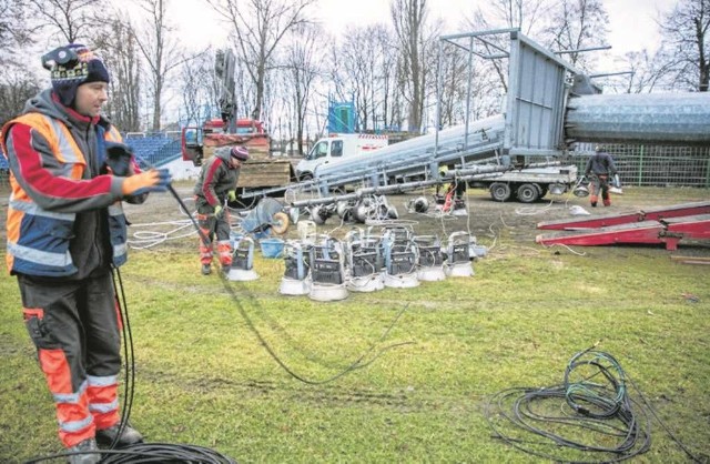 Maszty oświetleniowe na stadionie Hutnika zostały już zdemontowane