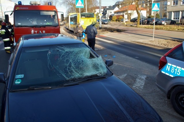 We wtorek o godz. 11., kierujący osobową skodą potrącił kobietę na przejściu dla pieszych na ulicy Wiejskiej w Słupsku. Poszkodowana odwieziona została do słupskiego szpitala.