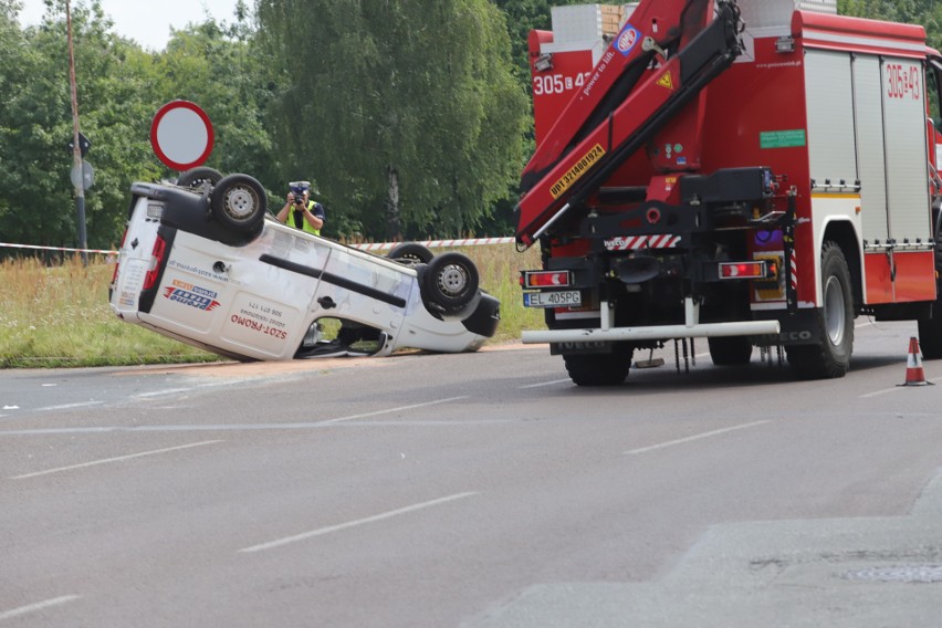 Wypadek na ul. Przybyszewskiego. Samochód na dachu - ranna kierująca ZDJĘCIA