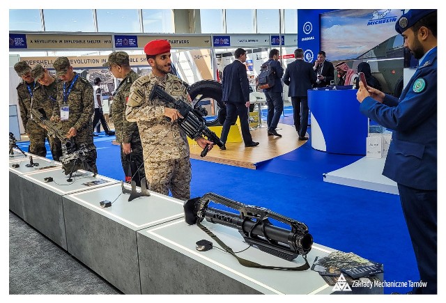 Broń z tarnowskich Zakładów Mechanicznych budzi zainteresowanie podczas targów w Rijadzie.