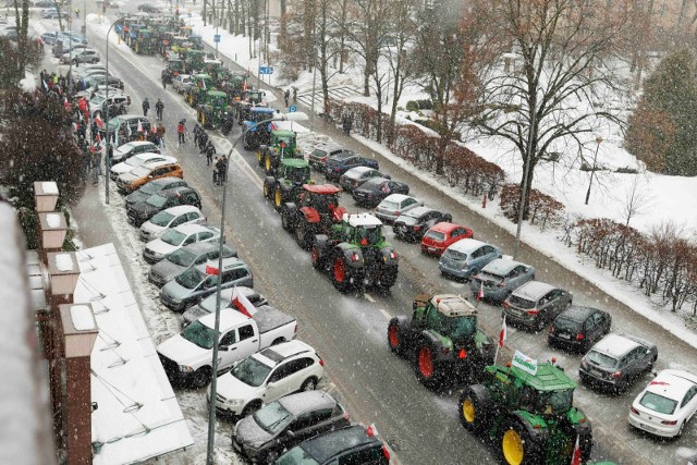 Protesty rolników powodują czasowe utrudnienia dla innych kierowców. Na zdjęciu: Białystok, 24 stycznia