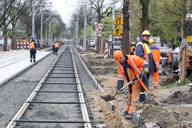 Roboty drogowe przy torowiskach w al. Piastów przeciągną się.