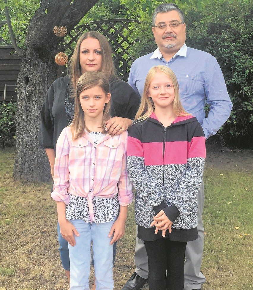 Paweł Tupalski z żoną Martą i córkami Hanią i Olą jako...