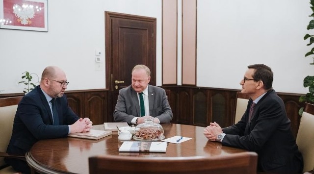 W spotkaniu w Kancelarii Prezesa Rady Ministrów uczestniczył Adam Bielan i Sławomir Stempniewski.