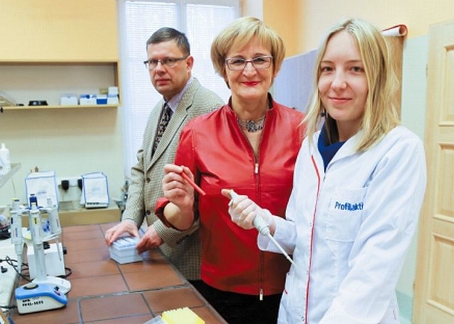 Na opatentowanie swojego wynalazku prof. Krzysztof Bielawski oraz prof. Anna Bielawska (na zdjęciu od lewej) musieli czekać pięć lat. Na zdjęciu ze swoją doktorantką Agnieszką Gornowicz. 