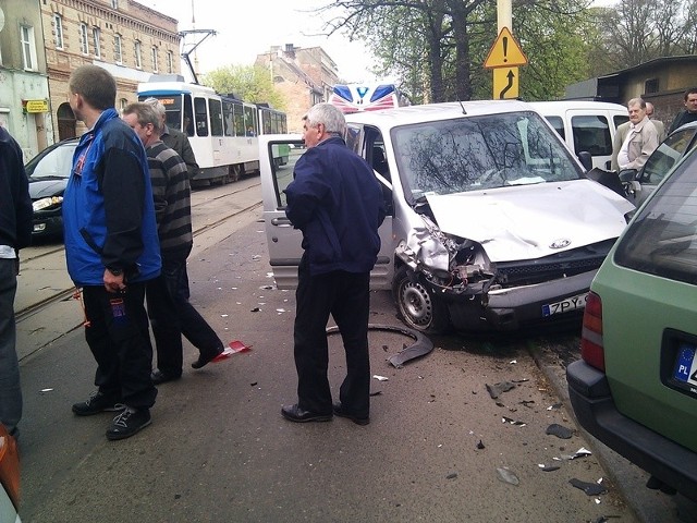 Ruch tramwajowy i samochodowy był wstrzymany. Na miejscu działają policjanci, którzy ustalają przebieg zdarzenia. Nie ma poszkodowanych.