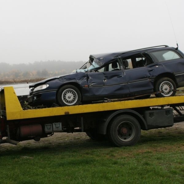 Osoby podróżujące oplem, miały sporo szczęścia. Samochód po uderzeniu w wagon, odbił się od niego i spadł z drogi.