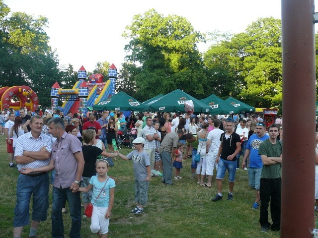 Tłum ludzi bawił się na festynie w Motkowicach.
