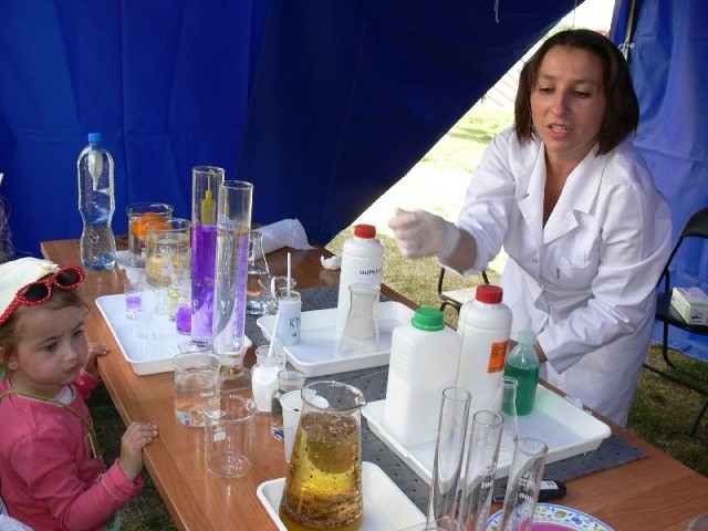 Pracownicy laboratorium Tarnobrzeskich Wodociągów bardzo często pojawiają się na miejskich imprezach, gdzie tłumaczą, na czym polega proces badania wody.