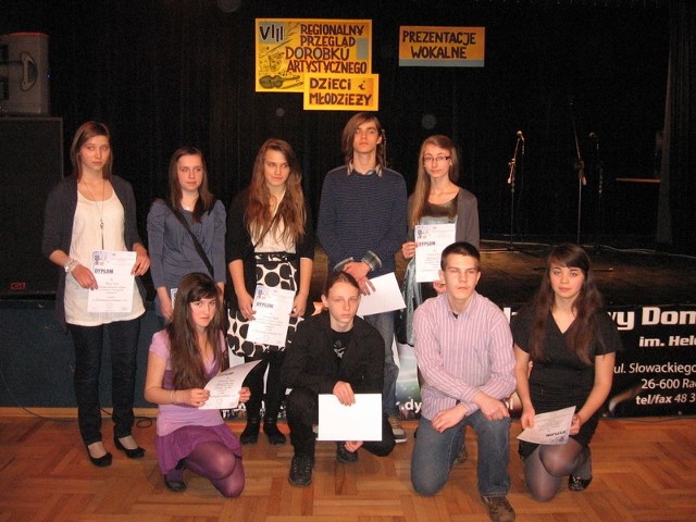 Po zakończeniu eliminacji każda grupa otrzymała dyplomy. Na zdjęciu  gimnazjaliści z grupy III.