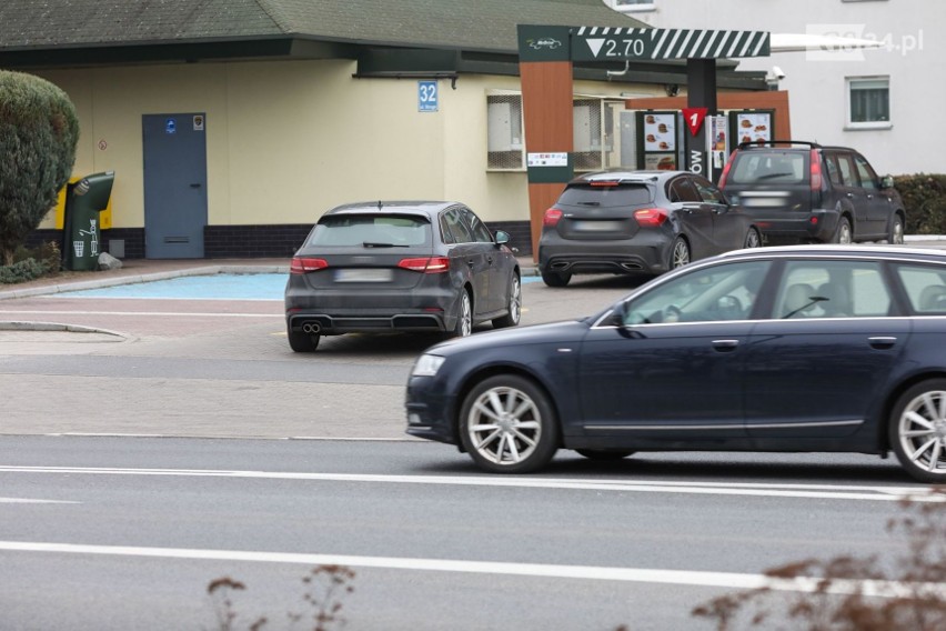 Korki na ul. Struga w Szczecinie z powodu... McDonalda. Jedni kierowcy jadą coś zjeść, a inni czekają