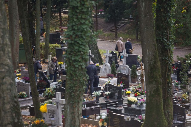 Słupszczanie w ostatni weekend przed Wszystkich Świętych odwiedzają groby bliskich.