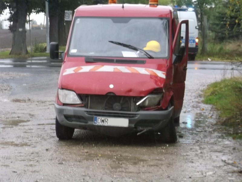 Dwa busy zderzyły się w Biskupicach Podgórnych. Trzy osoby poszkodowane (ZDJĘCIA)