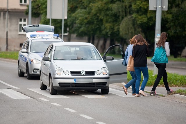 Na przejściu dla pieszych na ul. Lutosławskiego w Słupsku.