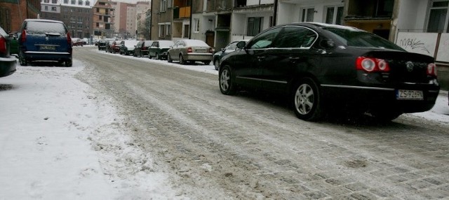 Nawet niewielka warstwa śniegu czy błota pośniegowego znacznie utrudnia jazdę. W najbliższych dniach sprzęt do odśnieżania ulic z pewnością nie będzie stał niewykorzystany.