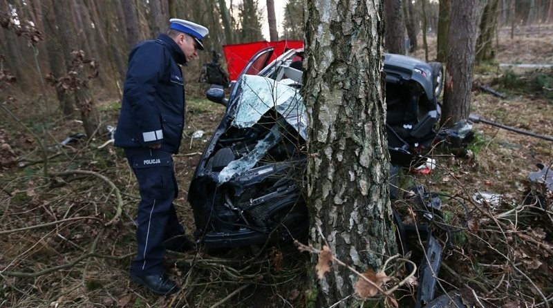 Opel roztrzaskał się o drzewa we wtorek, 30 stycznia, na...