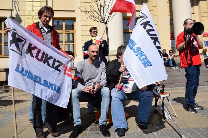 Członkowie Kukiz'15 w Lublinie przypominają, że marzy im się zmiana konstytucji (ZDJĘCIA)