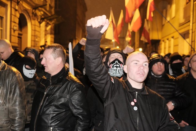 W połowie listopada 2017 roku w centrum Poznania pojawiły się manifestacje antyfaszystów i narodowców. Chociaż atmosfera była napięta, obyło się bez poważniejszych incydentów. Teraz poznańska policja umorzyła postępowanie dotyczące zachowania narodowców.Przejdź do kolejnego zdjęcia --->