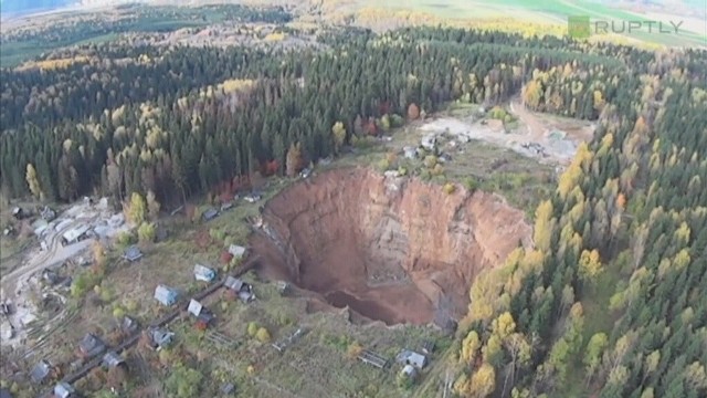 Rosja: Niezwykłe zdjęcia gigantycznej dziury w ziemi [ZDJĘCIA, WIDEO]