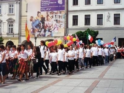 Uczniowie III LO maszerują ulicami Tarnowa. Fot. Teresa Gut
