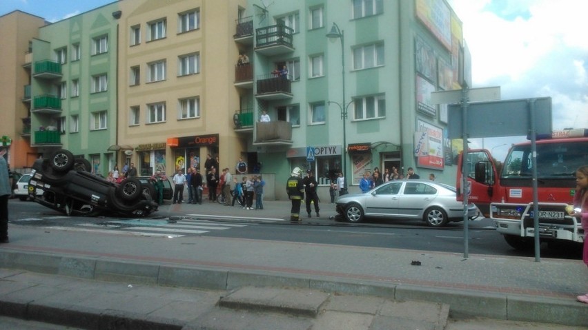Zderzenie dwóch aut w Złocieńcu. Jedno dachowało.