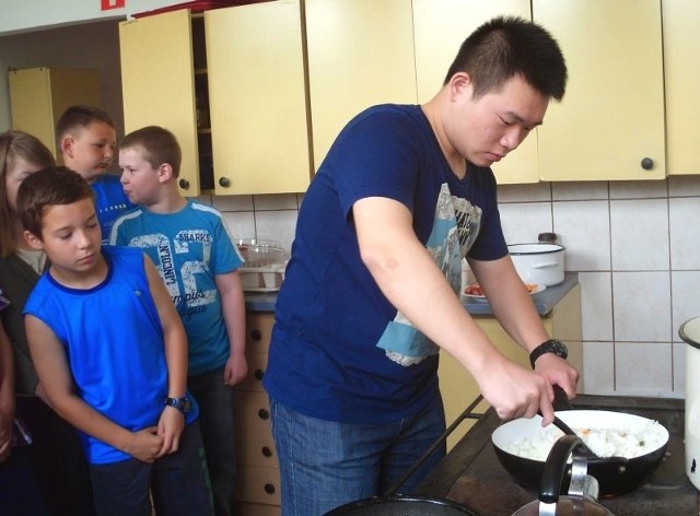 Jak on... to robi? - nasi uczniowie z podziwem śledzili  kulinarne popisy Hailanga Dai podczas międzynarodowego Dnia Gotowania.