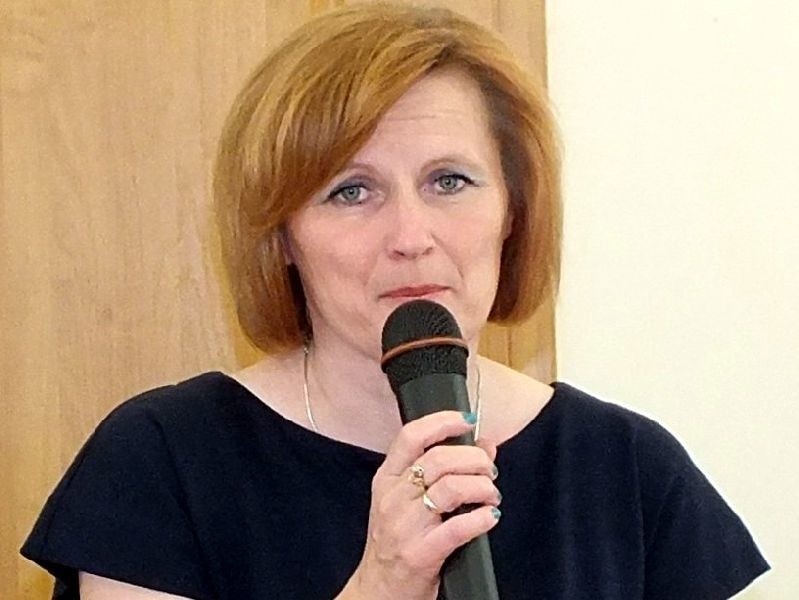 Renata Koriat, dyrektor Przedszkola w Mircu odebrała już akt...