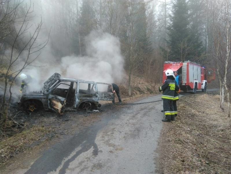 Zagorzyn. Pożar samochodu marki suzuki. Strażacy gasili go ponad godzinę [ZDJĘCIA]