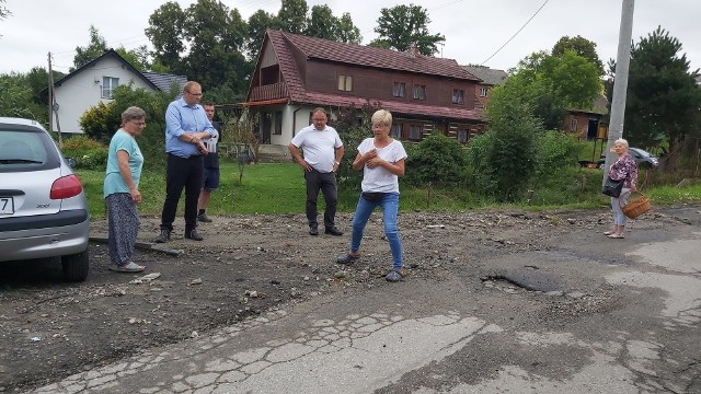 Władze gminy Skawina i sołtysi wiosek najbardziej poszkodowanych po nawałnicach i podtopieniach oglądali zniszczenia w terenie