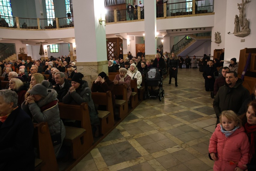 Kardynał Kazimierz Nycz przewodniczył uroczystej mszy świętej w parafii świętej Jadwigi Królowej w Kielcach. Zobacz zdjęcia
