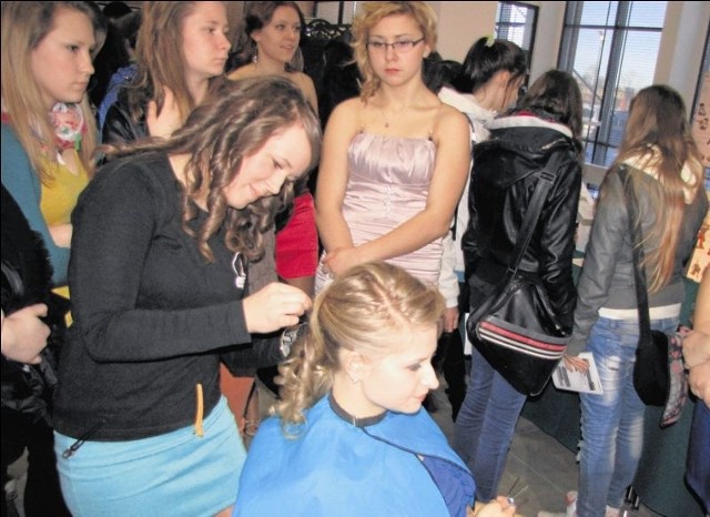 Sztuki czesania fryzur chce uczyć się w tym roku tylko 12 osób.