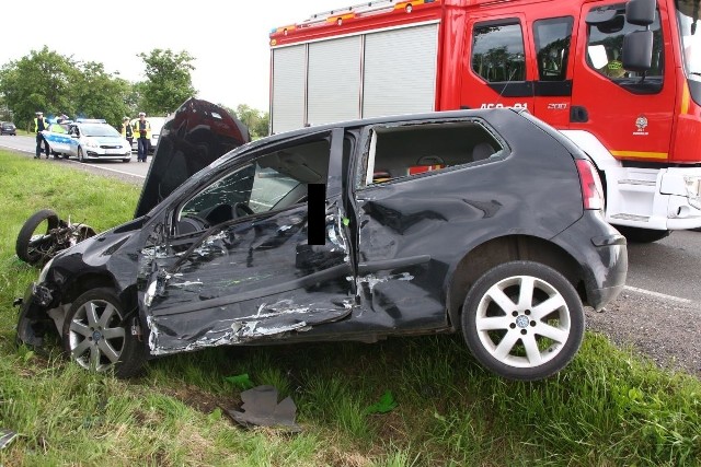 Na Szosie Bydgoskiej w Inowrocławiu w niedzielę, 12 czerwca, doszło do zderzenia samochodu osobowego z motocyklem. W szpitalu zmarł 24-letni kierowca motocykla
