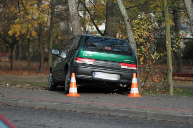 Suzuki wypadło z drogi, przejechało przez chodnik i uderzyło w drzewo na ul. Ogrodowej w Zielonej Górze.