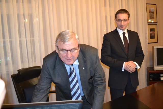 Adam Fudali (z lewej) zarzuca Piotrowi Kuczerze (z prawej) mnożenie etatów w urzędzie