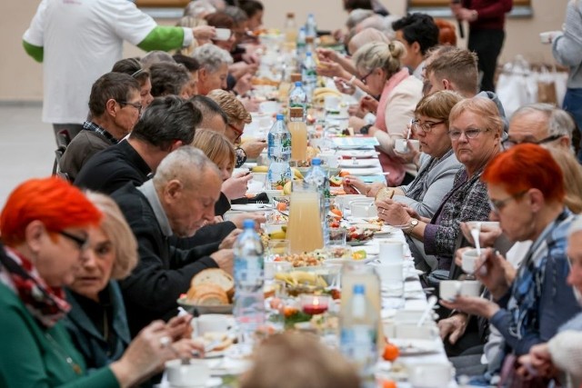 Fundacja Klementyna podczas wieczerzy Wigilijnych w Radomiu i Białobrzegach ugościła kilkuset seniorów potrzebujących wsparcia i samotnych.