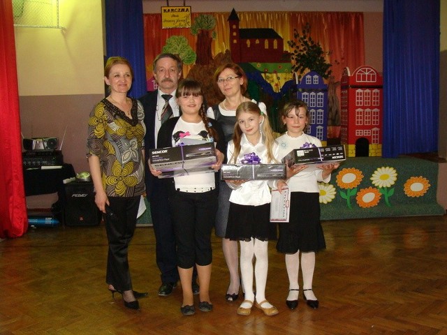 Pierwsze miejsce zajęły uczennice ze szkoły w Rawicy:  Julia Ćwiklak, Weronika Kozuń i Karolina Witczak, które  przygotowała Irena Niezgoda