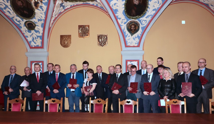 Dokumenty w Refektarzu Urzędu Miejskiego wręczyli członkowie...