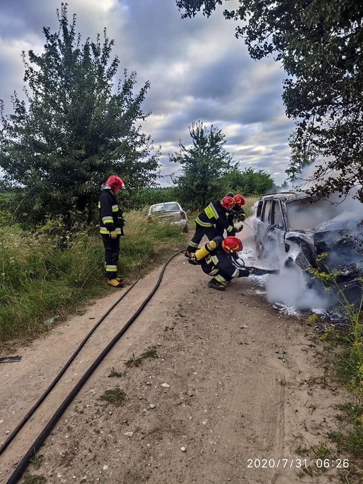 Rostki Skomackie. Terenówka spłonęła po zderzeniu z oplem (zdjęcia)