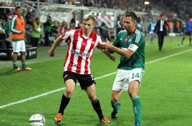 W sierpniu ubiegłego roku na stadionie Cracovii Legia wygrała 1:0. Może dziś Dawid Nowak (z lewej) przechytrzy warszawską obronę?