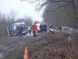 Śmiertelny wypadek. Samochód uderzył w drzewo. Pasażer busa zginął na miejscu [zdjęcia]