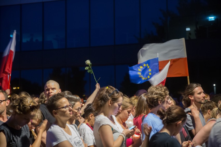 „Łańcuch światła” pod sądami połączył tysiące krakowian [ZDJĘCIA]