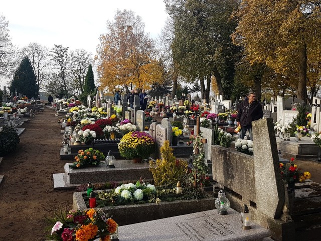 1 listopada na cmentarzach w Białogardzie. Zapraszamy do obejrzenia zdjęć z Wszystkich Świętych w mieście.Zobacz także: Wszystkich Świętych na cmentarzu w Koszalinie