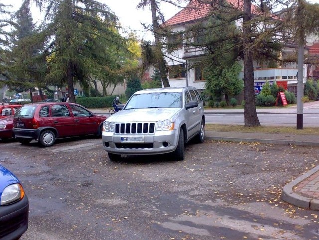 Tak kierowca zaparkował na parkingu przy ul. Drzymały.