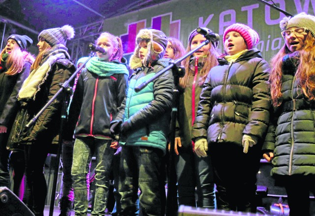 Występ dzieci śpiewających kolędy na katowickim rynku. Już w najbliższą sobotę, 19 grudnia, wraz z Dziennikem Zachodnim płyta CD DZieci śpiewają kolędy 2015 wraz ze śpiewnikiem.