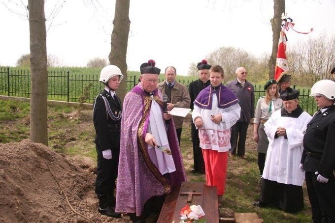 TRYSZCZYN - miejsce pamięci narodowej - uroczyste pochowanie urny z procham