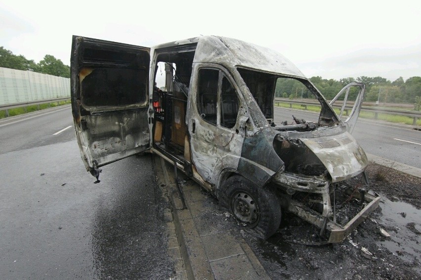 Wrocław: Bus spłonął na ul. Milenijnej. Kierowca zdążył uciec (ZDJĘCIA)