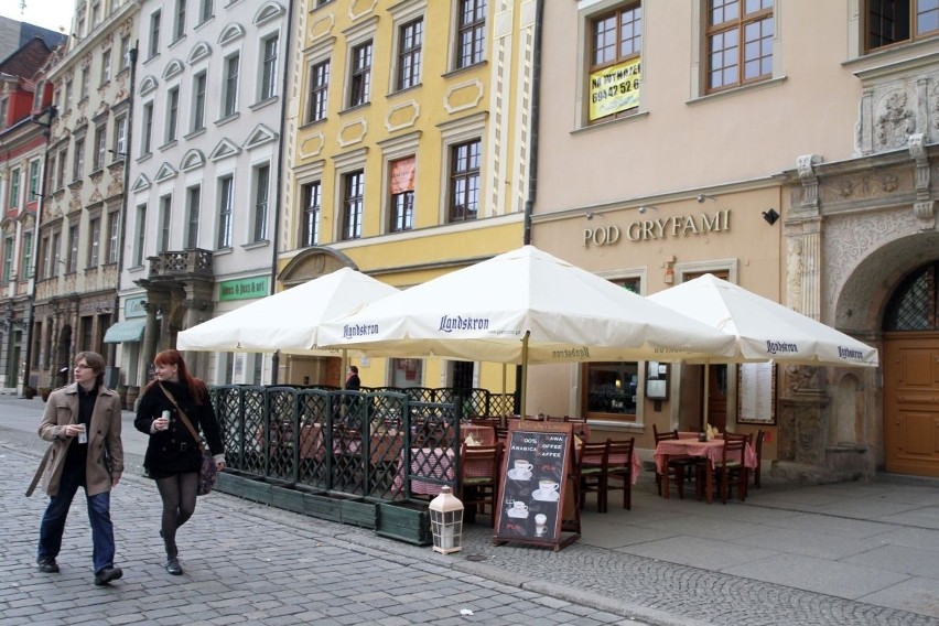 Wrocław: Początek sezonu ogródków letnich w Rynku. Stoi tylko kilka, mało kto w nich siada