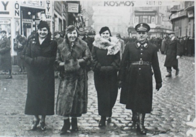 Przodownik Policji Państwowej Eugeniusz Geilser w towarzystwie żony i dwóch innych kobiet z rodziny, na Pl. na Bramie w Przemyślu.